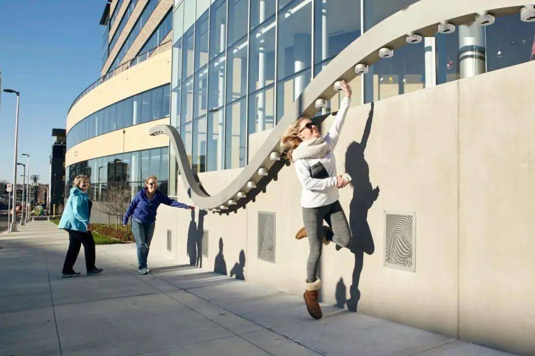 城市有温度：“人行道竖琴”互动灯光装置